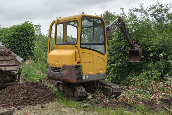 De Japanse duizendknoop bestrijden in Steenwijk is een klus die met zorg uitgevoerd moet worden.